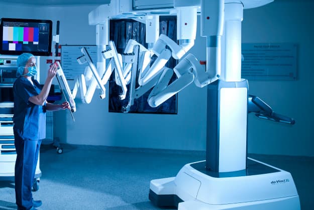 persona acomodando el Da Vinci para cirugía robótica persona acomodando el Da Vinci para cirugía robótica