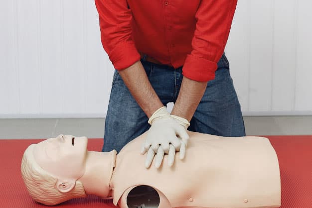 ¿Sabrías qué hacer si alguien deja de respirar? Conoce el Soporte Vital Básico (BLS) ¿Sabrías qué hacer si alguien deja de respirar? Conoce el Soporte Vital Básico (BLS)