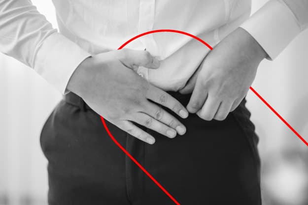 Hombre preguntándose a que edad se hace el examen de próstata Hombre preguntándose a que edad se hace el examen de próstata