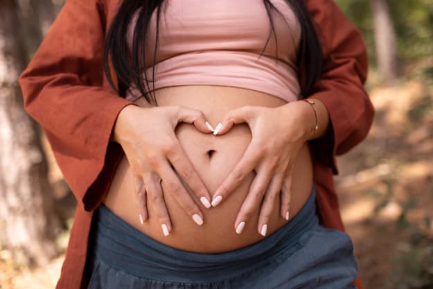 Mujer con cambios del corazón durante el embarazo Mujer con cambios del corazón durante el embarazo