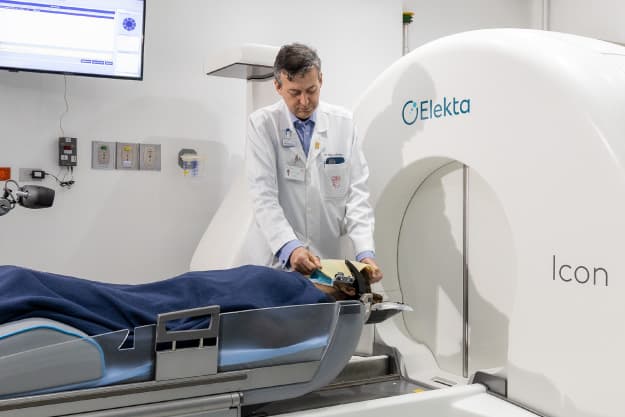 Médico acomodando a un paciente en Gamma Knife Médico acomodando a un paciente en Gamma Knife