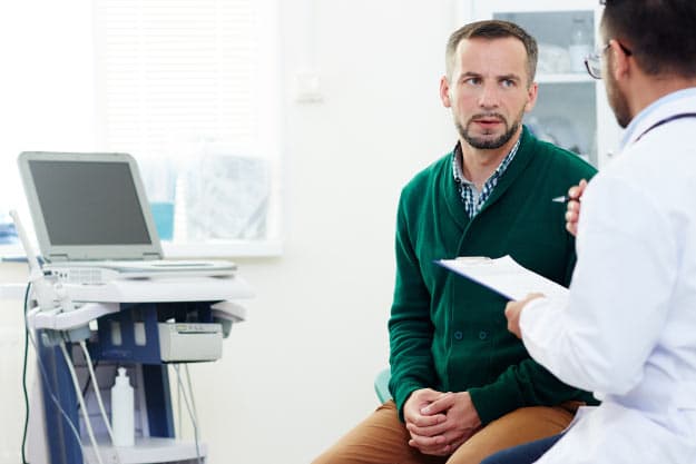medico atendiendo a paciente hombre medico atendiendo a paciente hombre