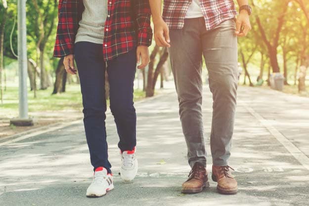 dos personas caminando por la calle