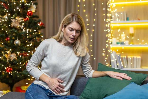 persona en entorno navideño