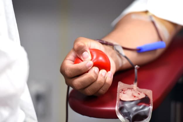 Brazo empuñando una pelota blanca