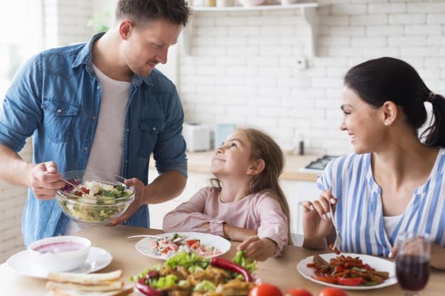 familia comiendo familia comiendo